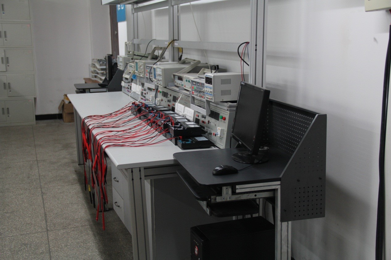 電子工藝創(chuàng)新實訓室--亞龍 YL-13 5A 示波器、萬用表、電腦等